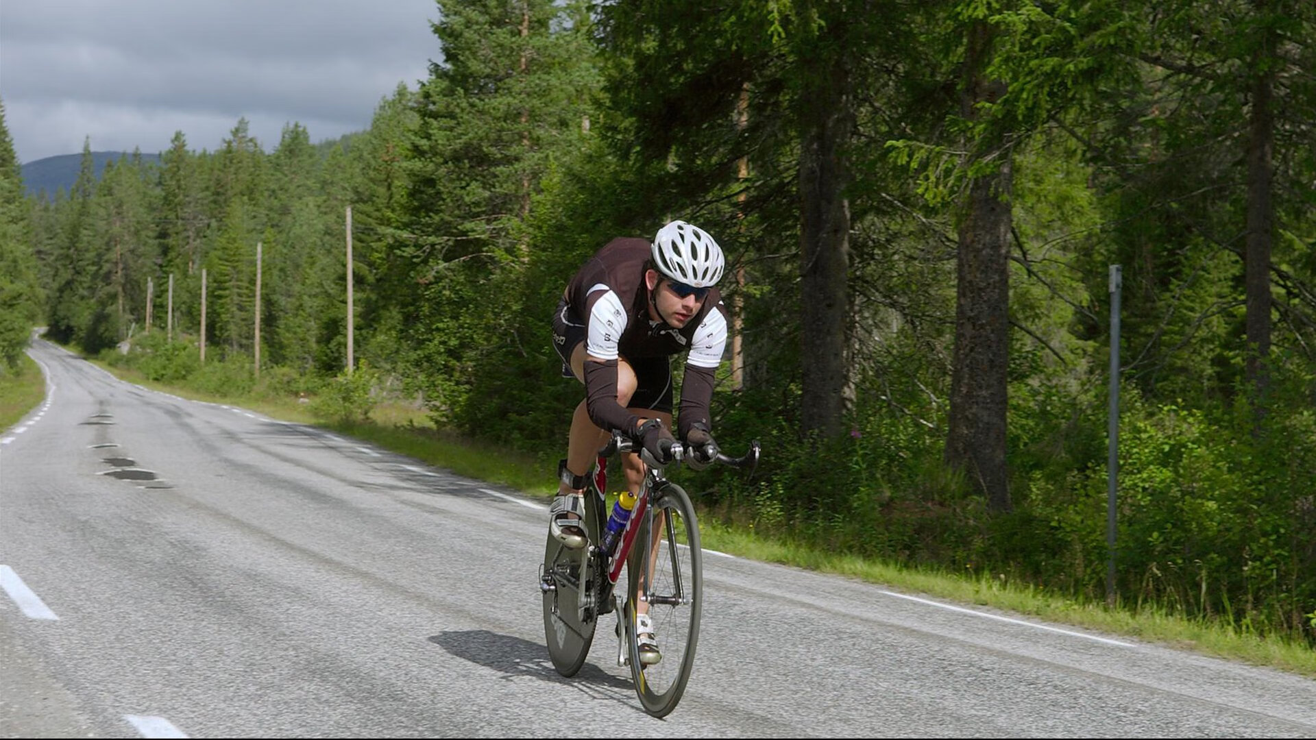 “直线冲刺：极速飙车的燃爆瞬间”，超跑直线加速比赛
