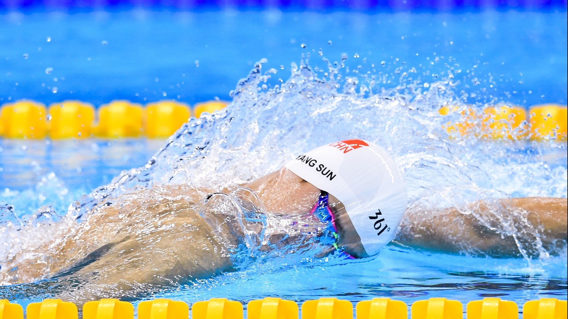 女子举重世界纪录被打破，哈萨克斯坦选手惊艳亮相，哈萨克斯坦女子举重中国人