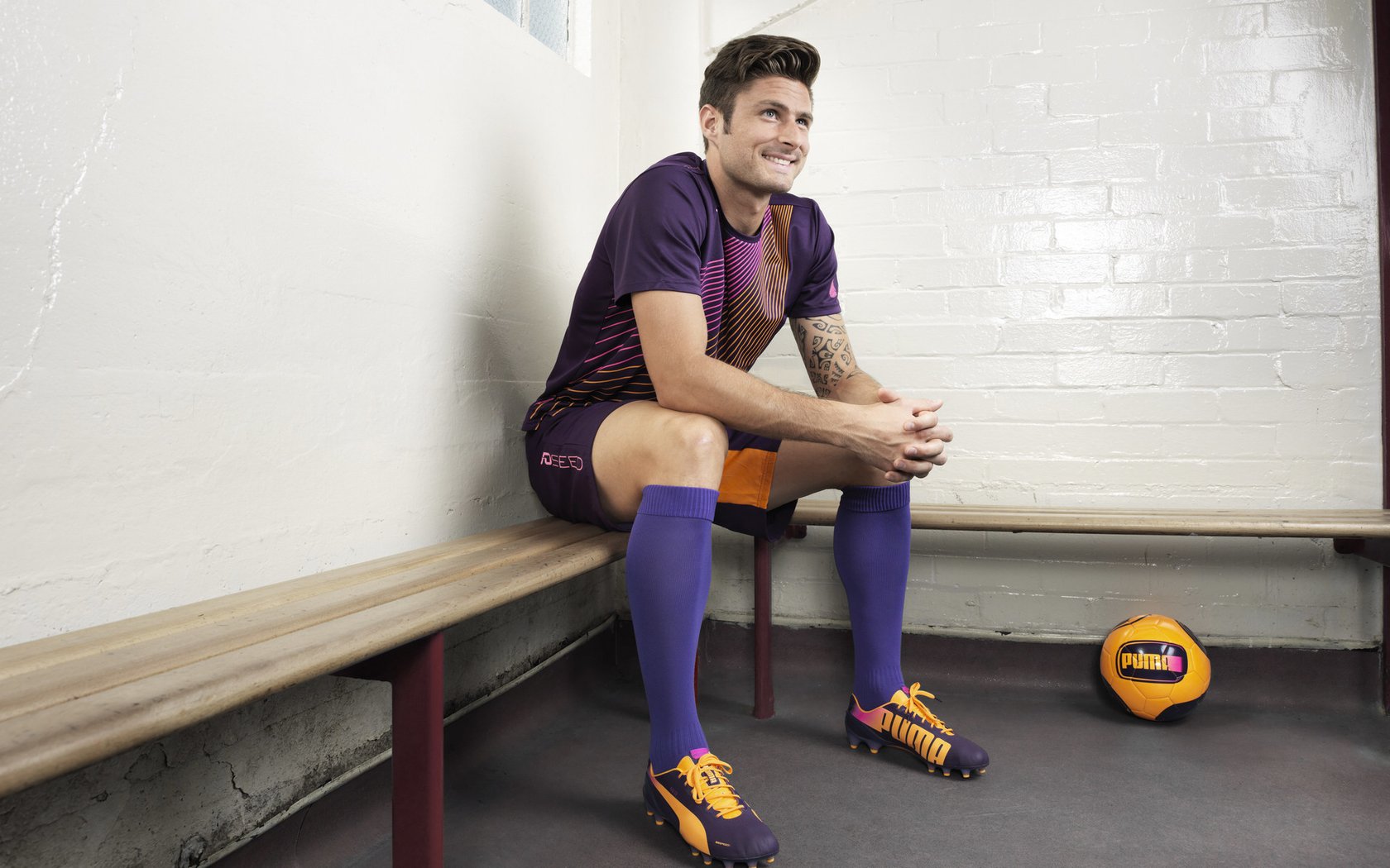 英超比赛中，精彩反击和神级扑救引发热议，英超十佳扑救